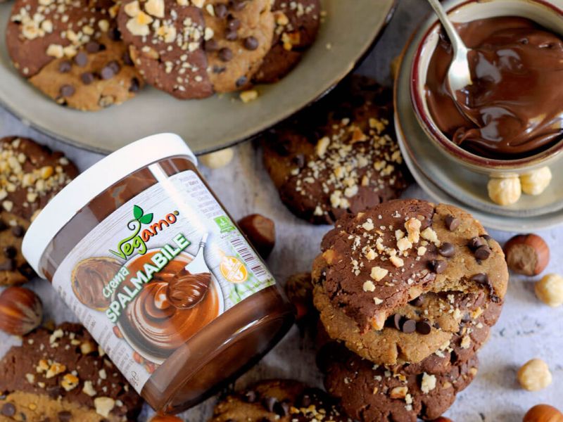 Cookies vegani bicolore con crema di cacao e nocciole e burro di arachidi