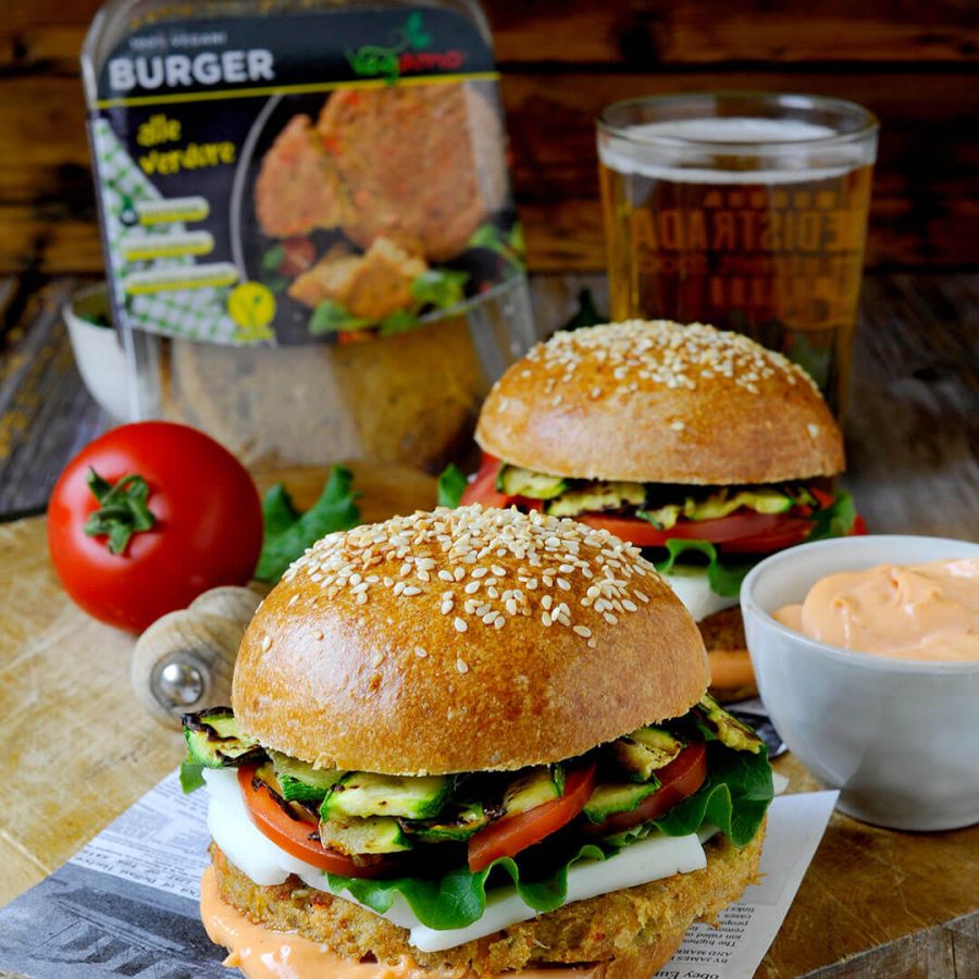 Buns multicereali con zucchine grigliate, formaggio di capra e maionese al pomodoro