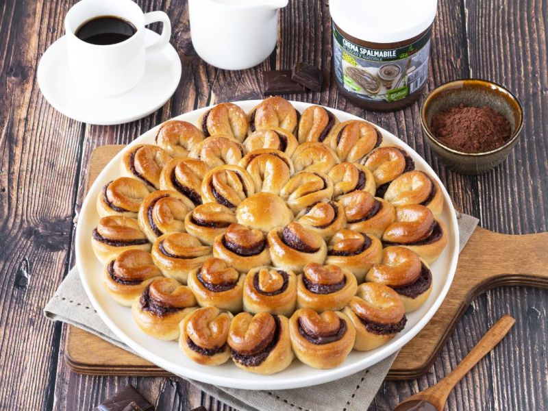 Fiore di pan brioche con crema al cacao e nocciole