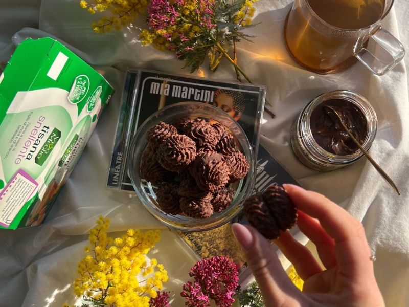 Baci di Sanremo con tisana fumante