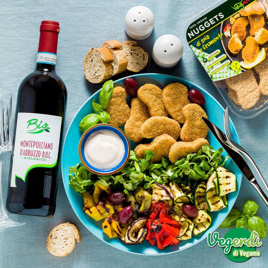 Nuggets di soia con salsa di anacardi e verdure grigliate