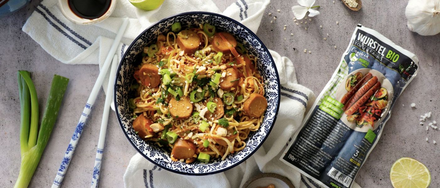 Foto piatto contenente prodotto Wurstel Bio Vegamo per dieta vegana equilibrata