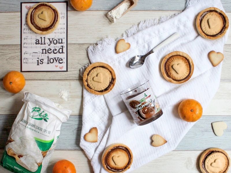 Biscuits vegan con crema al cacao e nocciole