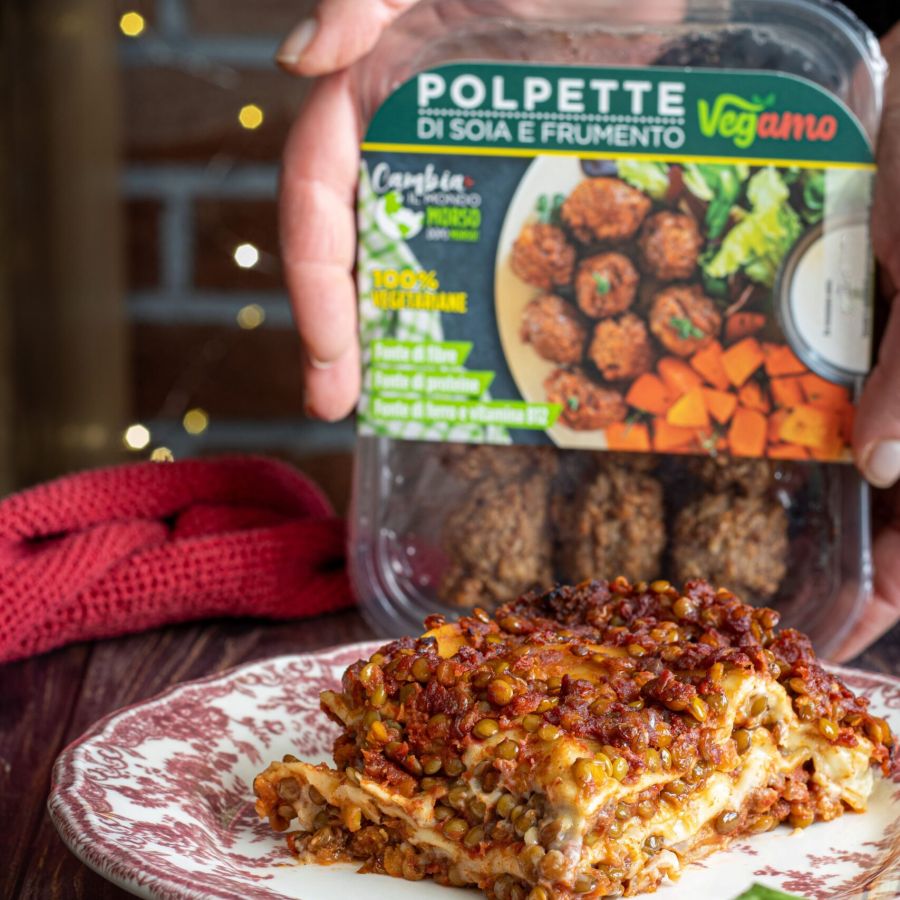 Lasagna vegana con polpette di soia e frumento Vegamo