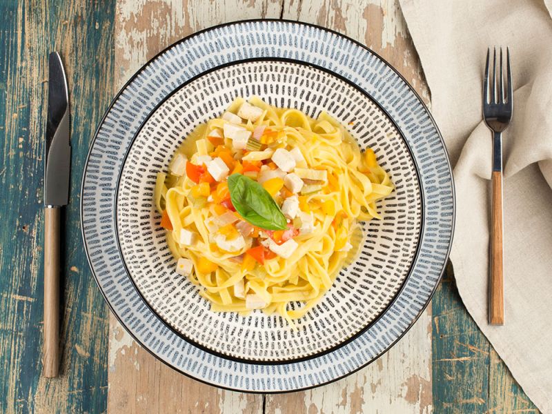 Tagliatelle al ragù di tofu ai 3 peperoni