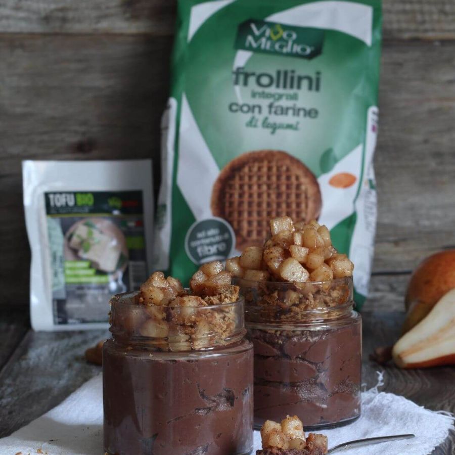 Coppetta dessert con mousse proteica al cioccolato (tofu Vegamo), crumble di frollini ai legumi e cubetti di pera caramellata, servita in vetro