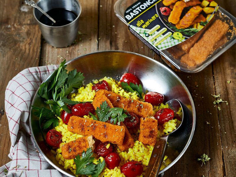 Riso al curry con pomodori arrostiti e bastoncini alla marinara vegani
