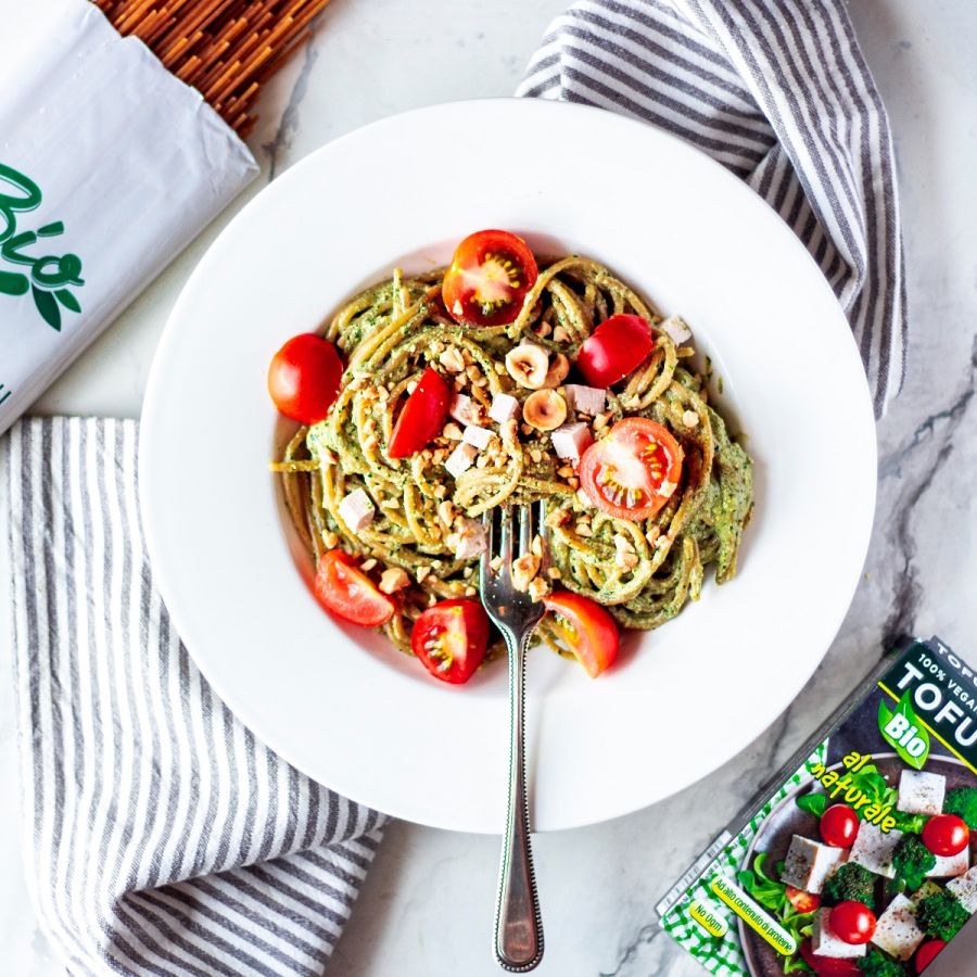 Spaghetti integrali con pesto alla genovese vegan al profumo di nocciole