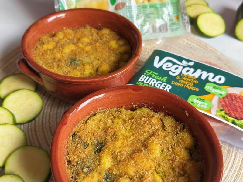 Gnocchi al forno cremosi con crema di zucchine e burger vegetali Vegamo, gratinati con pangrattato senza glutine, pronti in 30 minuti
