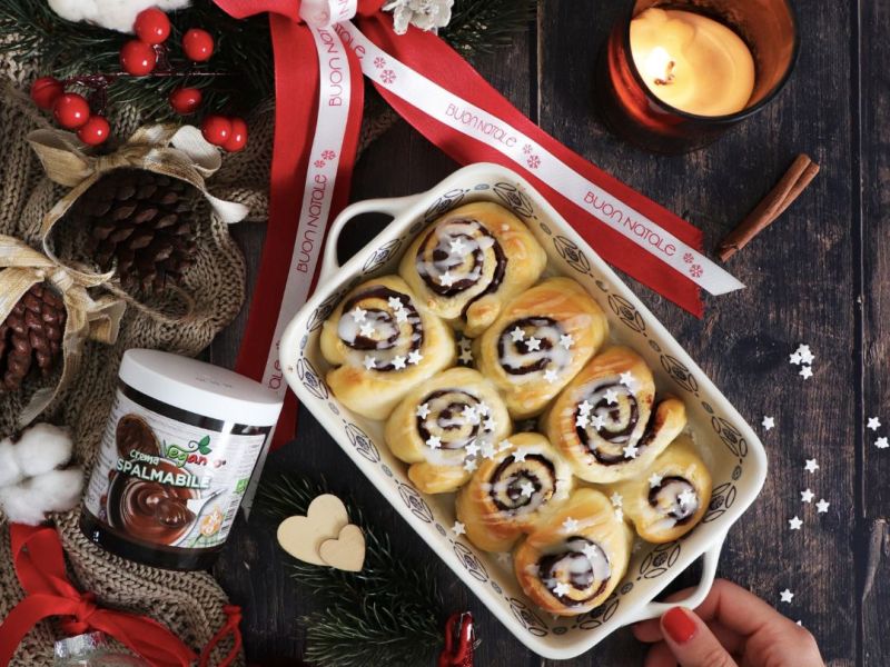 Cinnamon rolls vegani con crema spalmabile Vegamo
