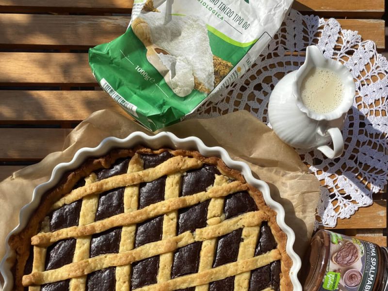 Crostata vegana con crema cacao e nocciole