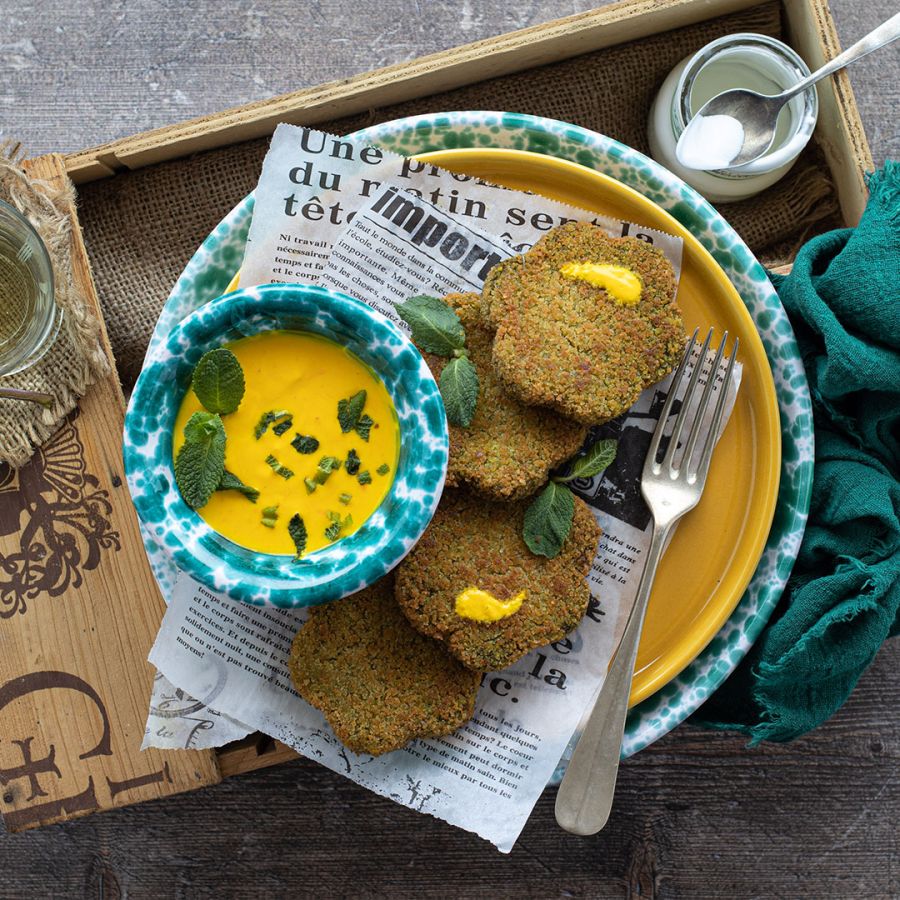 Margherite agli spinaci con salsa allo yogurt, zafferano e menta