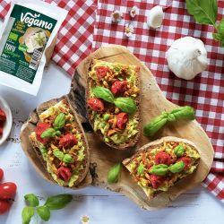 Crostini vegani con tofu, guacamole e pomodorini confit