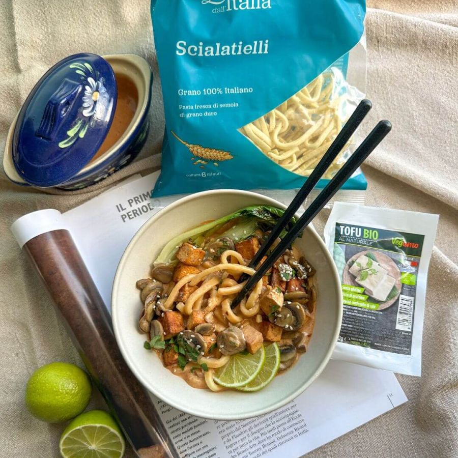 Ciotola di ramen all’italiana con tofu croccante, scialatielli, funghi trifolati, pak-choi, brodo al latte di cocco, fettine di lime e sesamo, servito con prezzemolo fresco