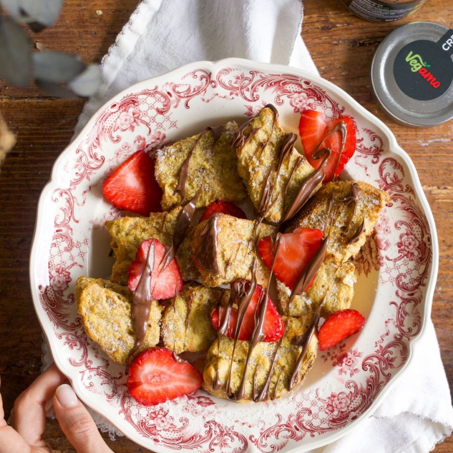 Piatto di torrijas vegane cotte in friggitrice ad aria