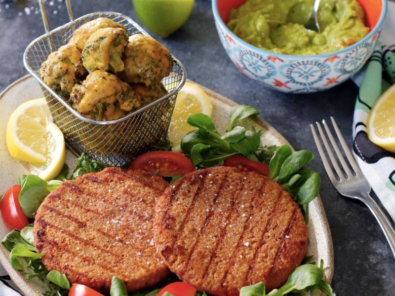 Fresh Burger con broccoli pastellati alle spezie e guacamole