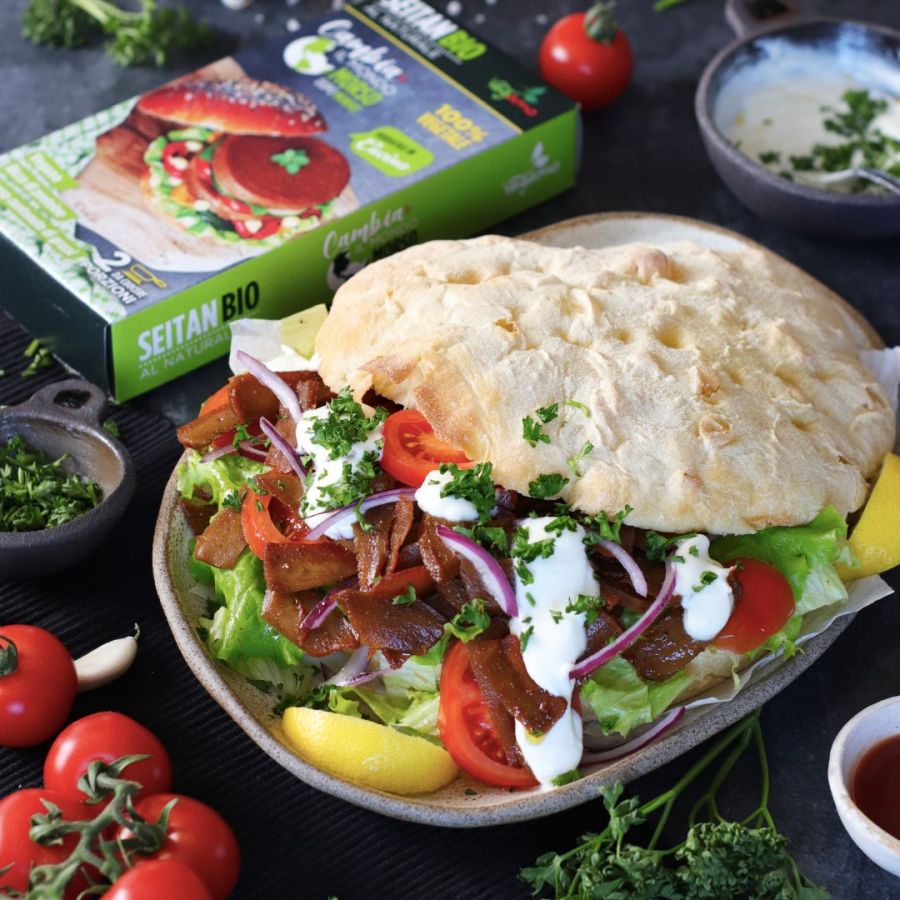 Vegan kebab al seitan speziato con salsa allo yogurt