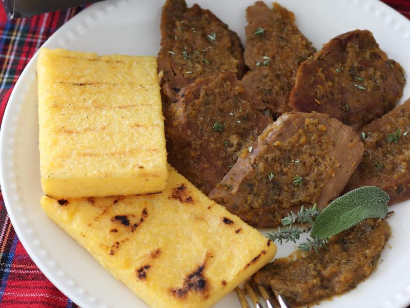Stracotto di seitan con polenta grigliata