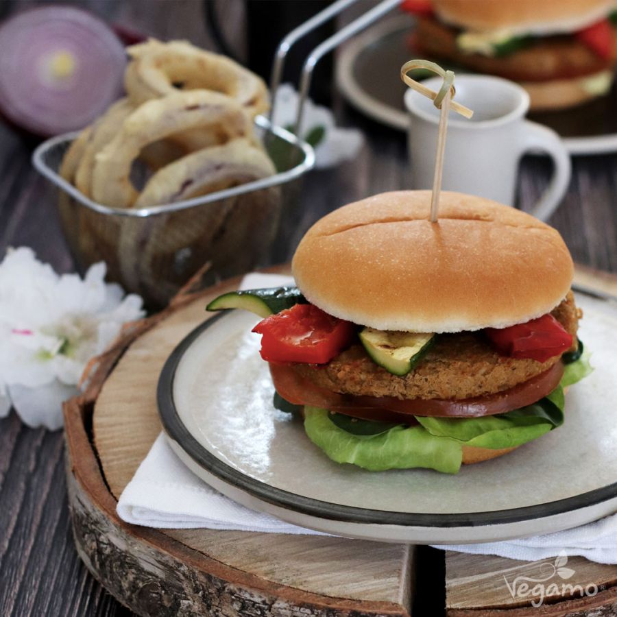 Burger vegetariani al formaggio e onion rings