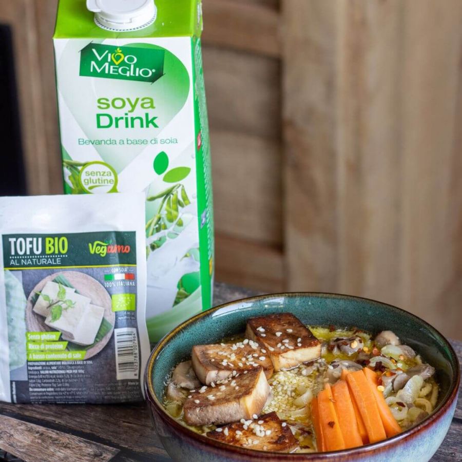 Ciotola di ramen vegano con tofu Vegamo dorato, noodles, funghi, carota a bastoncini e semi di sesamo