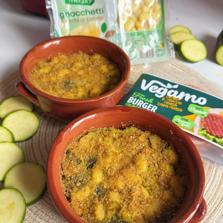 Gnocchi al forno cremosi con crema di zucchine e burger vegetali Vegamo, gratinati con pangrattato senza glutine, pronti in 30 minuti