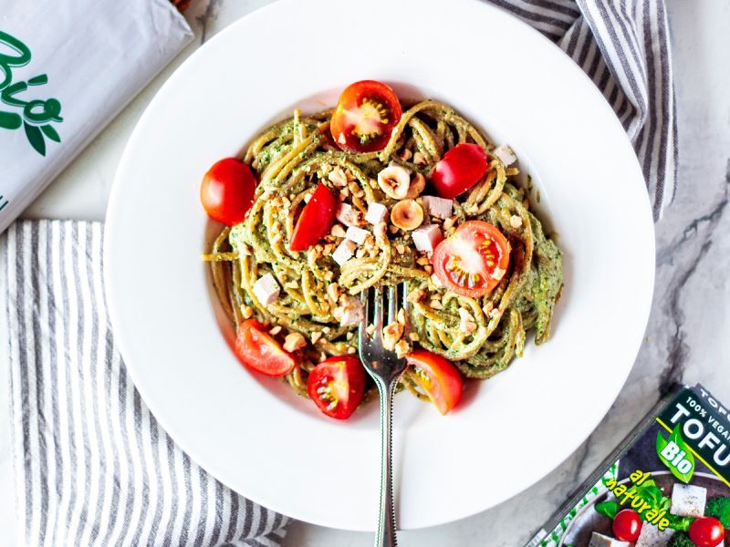 Spaghetti integrali con pesto alla genovese vegan al profumo di nocciole