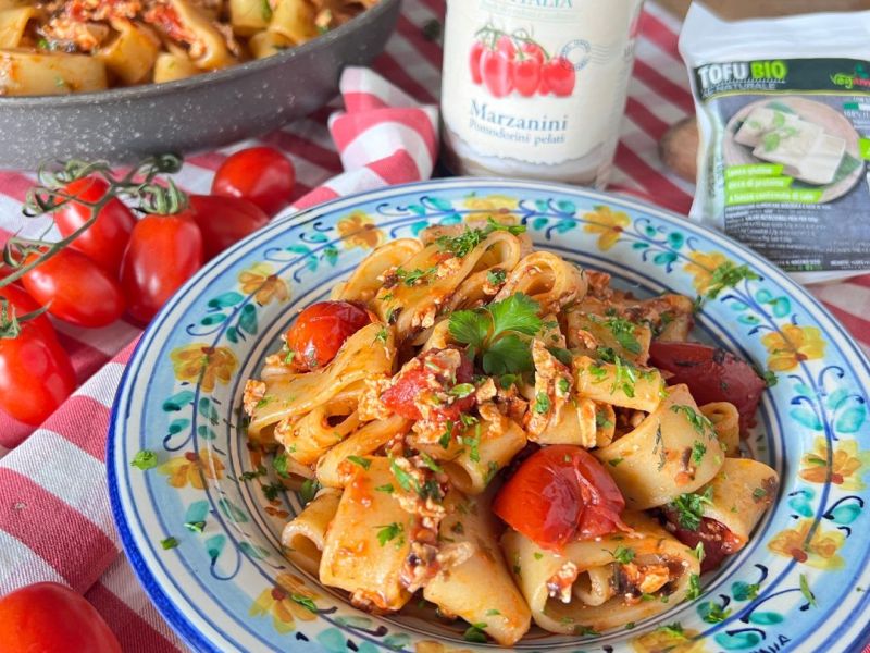 Calamarata vegana con tofu e pomodorini