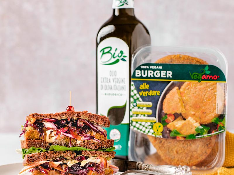 Sandwich con burger alle verdure, coleslaw e cipollotto caramellato