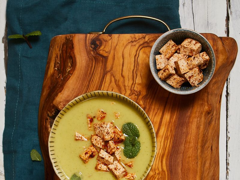 Crema di zucchine con tofu alla paprika e menta