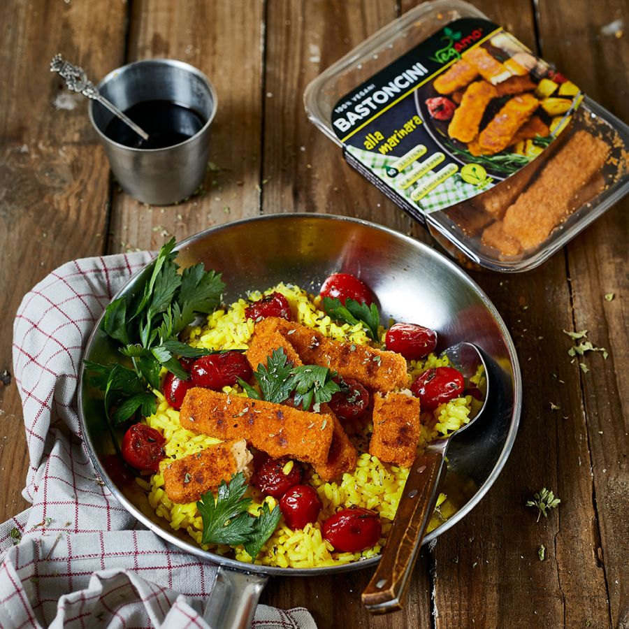Riso al curry con pomodori arrostiti e bastoncini alla marinara vegani