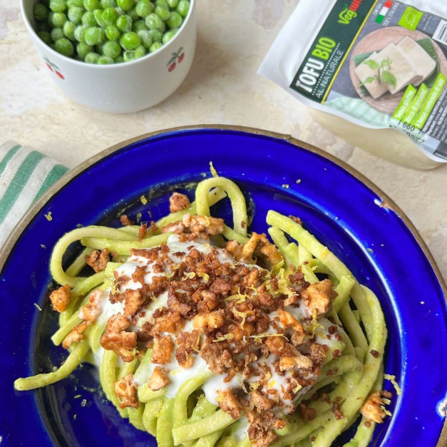 Scialatielli con crema di piselli, pistacchio e tofu croccante