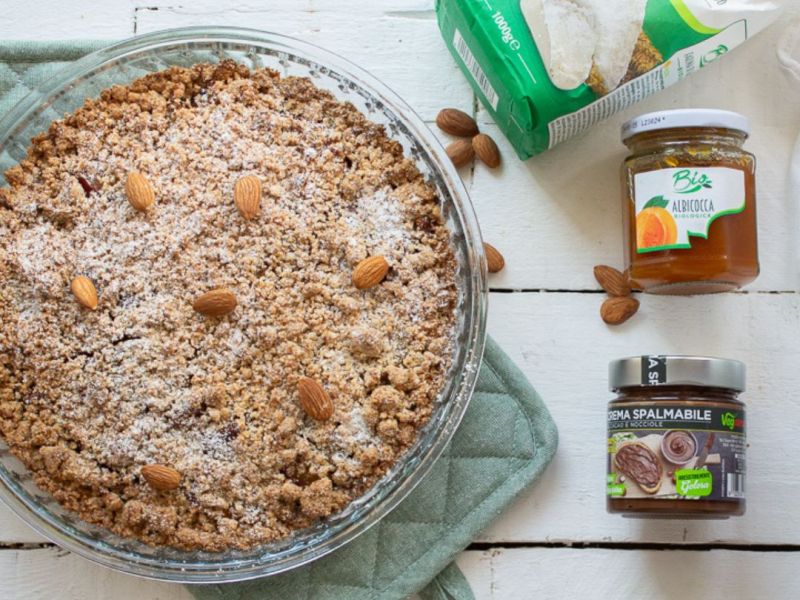 Sbriciolata con crema di nocciole e pesche