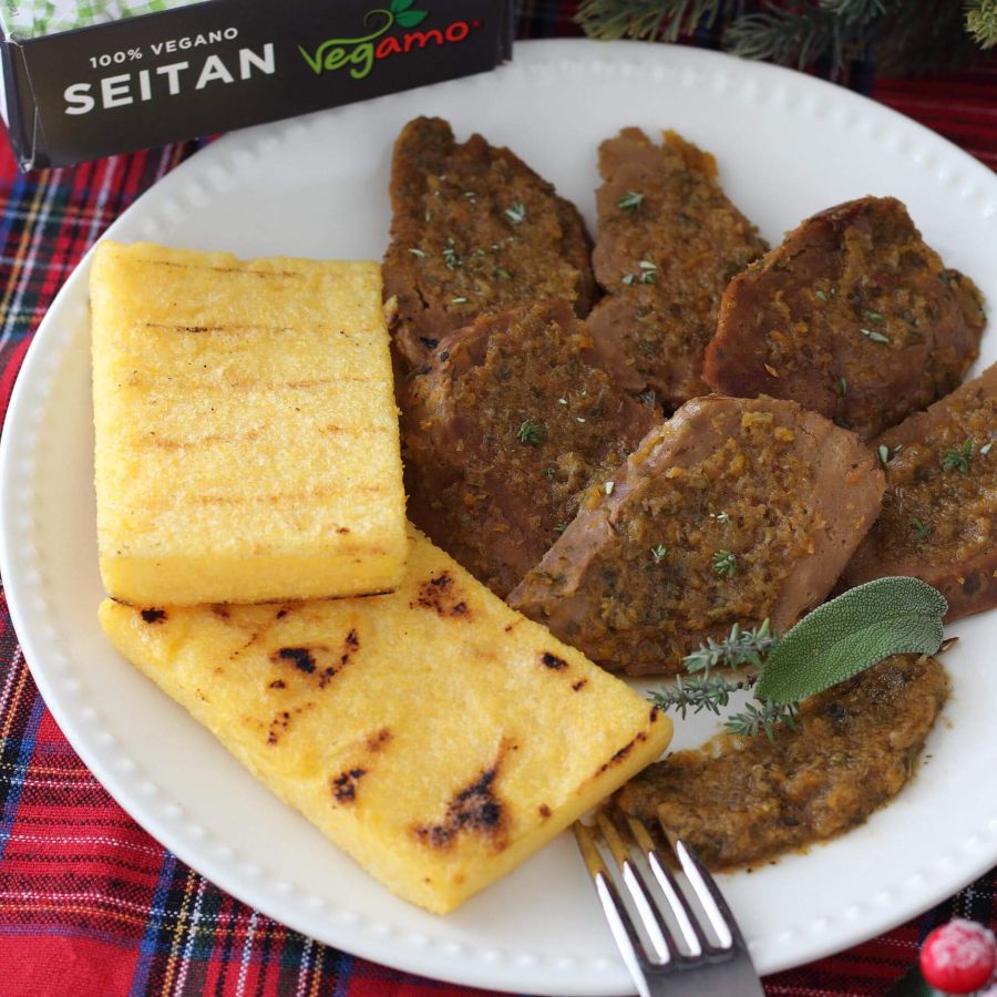 Stracotto di seitan con polenta grigliata