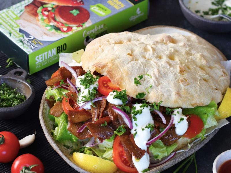 Vegan kebab al seitan speziato con salsa allo yogurt