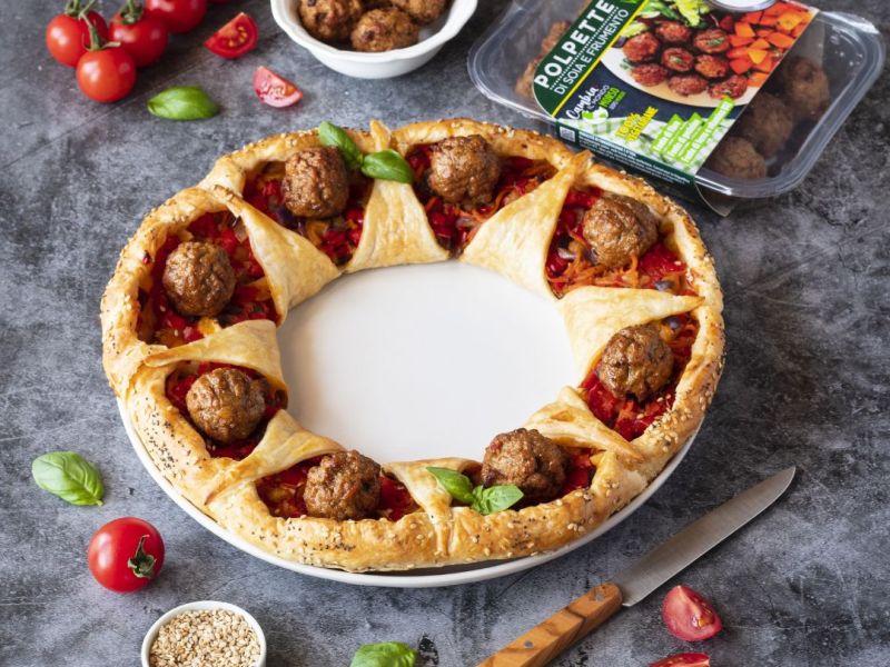 Ciambella salata vegetariana con polpette e verdure