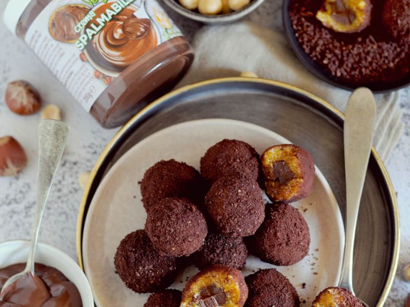 Tartufini di albicocche secche e nocciole con cuore di crema spalmabile