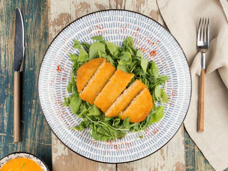 Cotoletta vegana con crema di patate dolci e salsa tzatziki