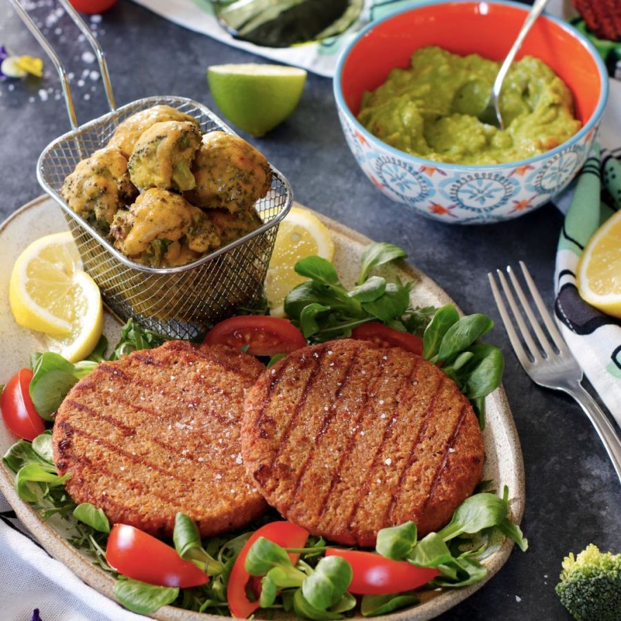 Fresh Burger con broccoli pastellati alle spezie e guacamole