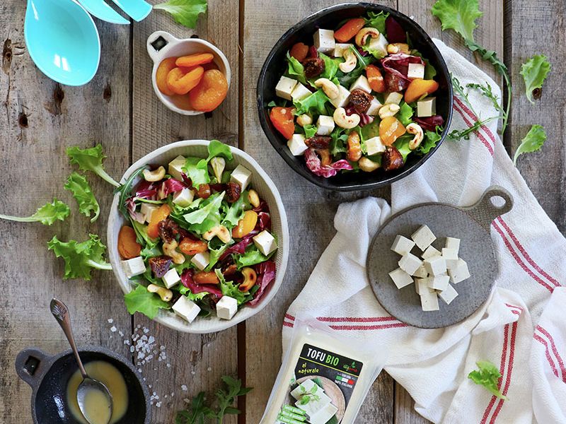 Insalatona al tofu con albicocche, fichi secchi, anacardi e salsa tahina