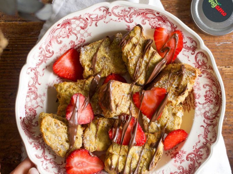 Piatto di torrijas vegane cotte in friggitrice ad aria