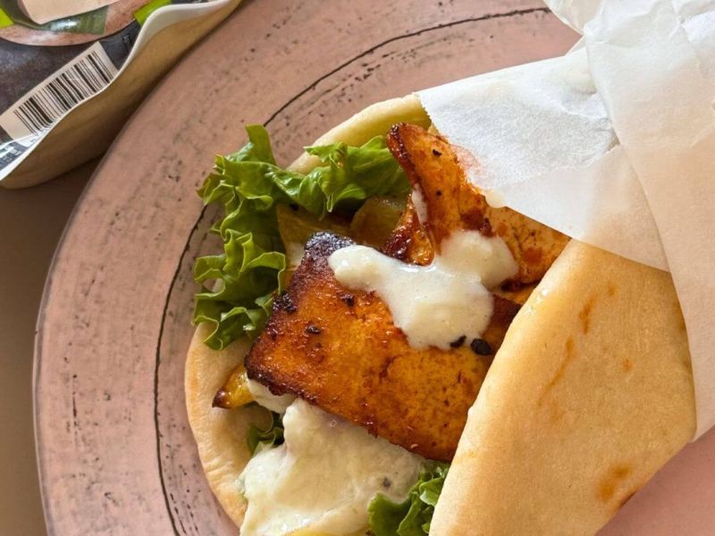 Shawarma di tofu con salsa yogurt vegana e pita fatta in casa