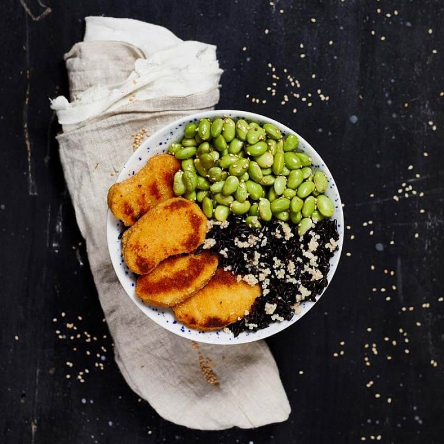 Bowl di riso nero e nuggets di soia