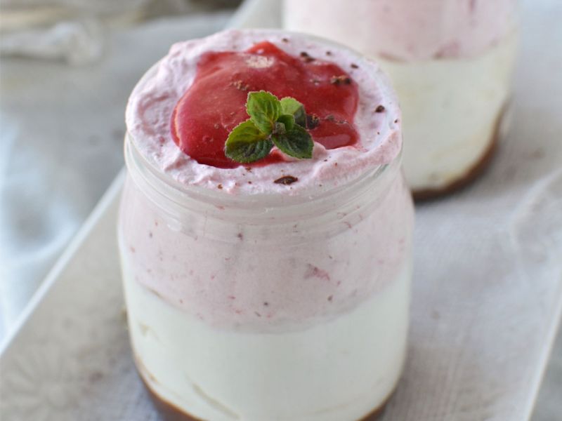 Dolci al bicchiere con cioccolato, fragole e cocco