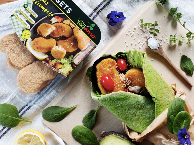 Piadina vegana agli spinaci con nuggets di soia e verdure