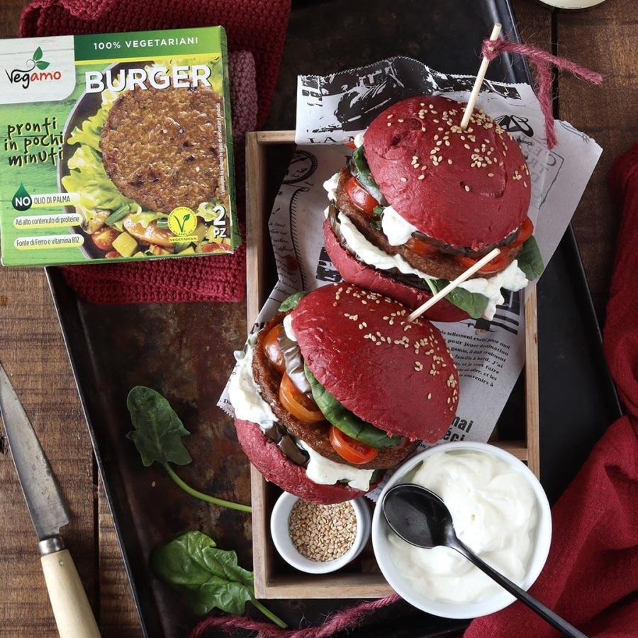 Burger buns rosa con maionese vegana