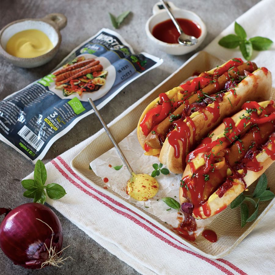 Hot dog vegetale con cipolla caramellata e peperoni