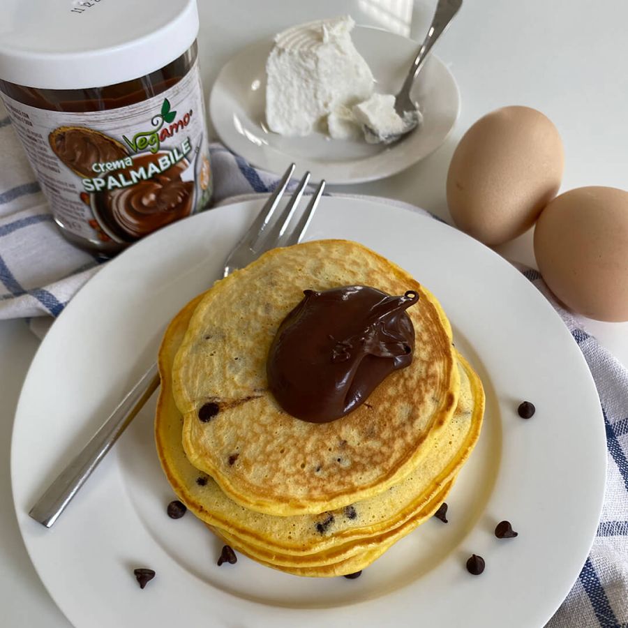 Pancakes di ricotta con gocce di cioccolato e crema spalmabile