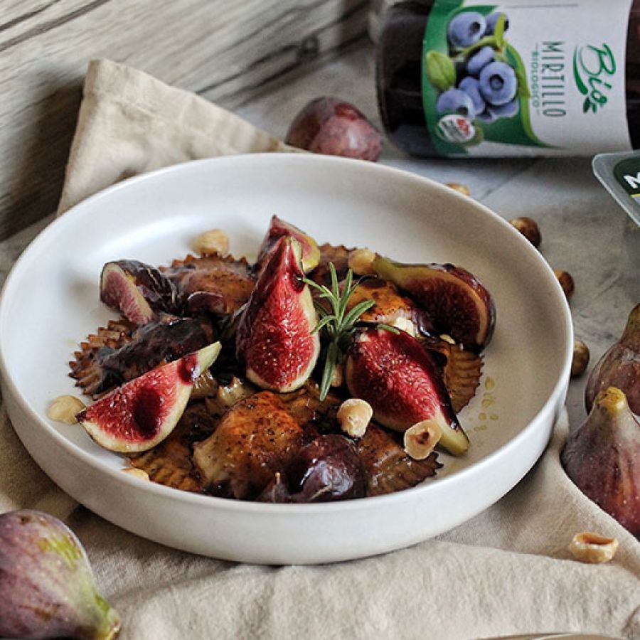 Mezzelune ai legumi rosolati in salsa di soia con fichi nocciole e glassa ai mirtilli