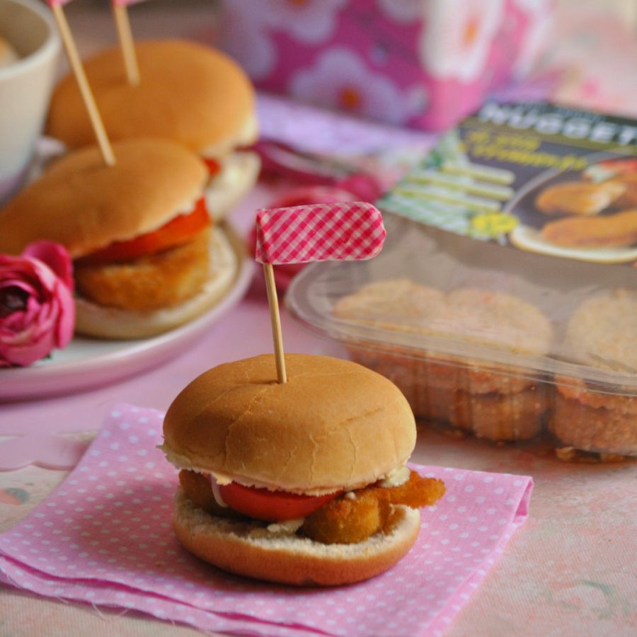Miniburger con nuggets Vegamo, pomodoro e salsa di avocado e peperone verde