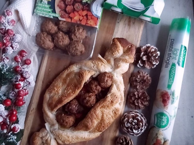 Caramella con polpette, pomodorini, tofu e crema di yogurt bianco